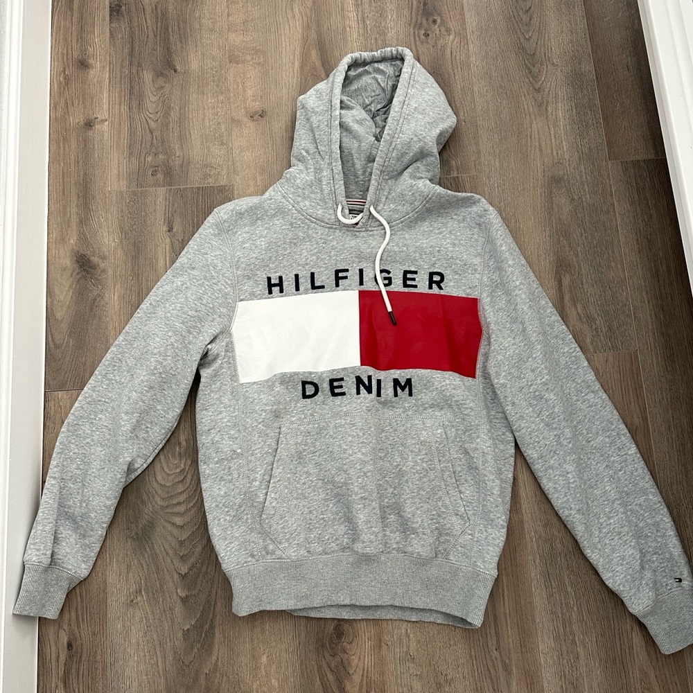 Tommy Hilfiger Grey Hoodie with logo
Size small